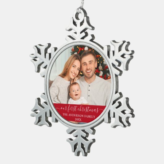 スクリプスタイリッシュト私たちの初めてのクリスマスファミリーレッド スノーフレークピューターオーナメント (右)