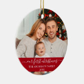 スクリプスタイリッシュト私たちの初めてのクリスマスファミリーレッド セラミックオーナメント (右)