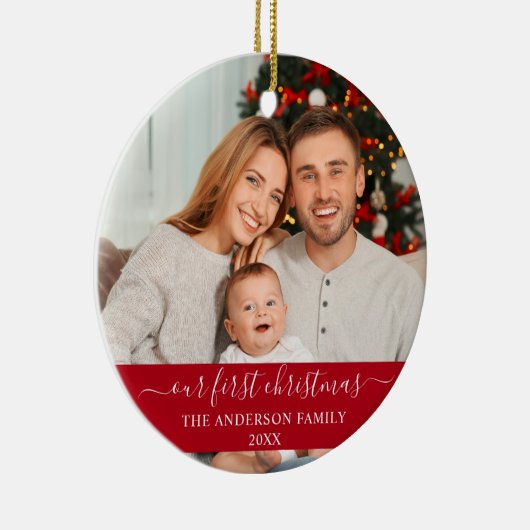 スクリプスタイリッシュト私たちの初めてのクリスマスファミリーレッド セラミックオーナメント (右)
