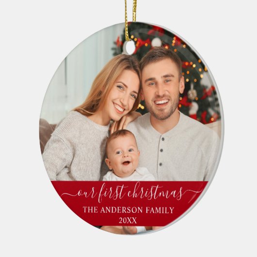 スクリプスタイリッシュト私たちの初めてのクリスマスファミリーレッド セラミックオーナメント (左)