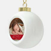 スクリプスタイリッシュト自分の初めてのクリスマスベビー赤 セラミックボールオーナメント (右)