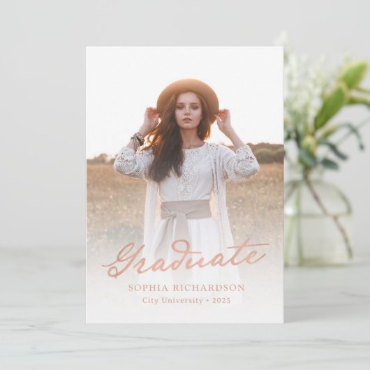 スクリプトお洒落 | シックな2枚の写真卒業 案内状 (スタンド正面)