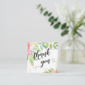 スクリプトかわいらしタイポグラフィピンクフローラ結婚式の引き出物 エンクロージャーカード (スタンド正面)