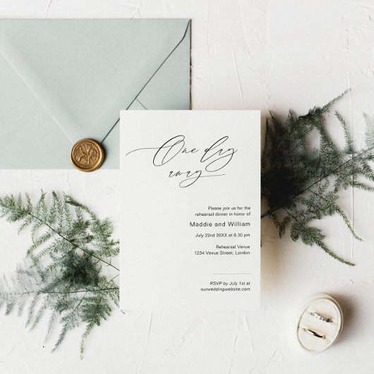 スクリプトを使用したミニマルなリハーサルのディナー招待 招待状