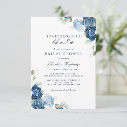 スクリプトを実行する前の埃っぽい青いフローラブライダルシャワー 招待状 (スタンド正面)