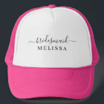 スクリプトエレガントのBridesmaid名 キャップ<br><div class="desc">Bridesmaid エレガント Hatのスクリプト。機能トレンディーとススタイリッシュクリプトフォント、ブライドメイド名でパーソナライズ。</div>