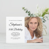 スクリプトエレガント赤面モノグラム写真50誕生日 招待状 (スタンド正面)