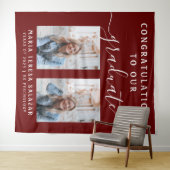 スクリプトカリグラフィー2枚の写真 卒業証書 | マルーン タペストリー (インサイチュ(横))