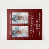 スクリプトカリグラフィー2枚の写真 卒業証書 | マルーン タペストリー (正面(横))