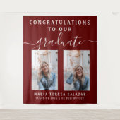 スクリプトカリグラフィー2枚の写真 卒業証書 | マルーン タペストリー (正面)