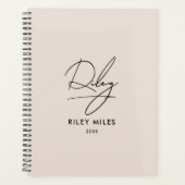 スクリプトシグネチャーモノグラム赤面ピンクシモダンック プランナー手帳 (正面)