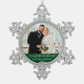 スクリプトスタイリッシュの初めてのクリスマス緑 スノーフレークピューターオーナメント (正面)