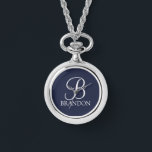 スクリプトパーソナライズされたモノグラムと名前キーチェーン 腕時計<br><div class="desc">モノグラムパーソナライズされたと名前のギフトは白いクラシックのスクリプトのフォントスタイルでモノグラムを特徴パーソナライズされたし、ネイビー青の背景に白いクラシックセリフのフォントスタイルで名前。休日の贈り物、家族の懇親会の好意や特別な機会に最適。</div>