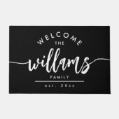 スクリプトファミリ名モダン黒パーソナライズされた ドアマット (正面)