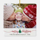 スクリプトメリークリスマスツリー赤グリーン2写真 セラミックオーナメント (裏面)