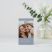 スクリプトモダンタイポグラフィフォトグラファーDusty Blue 名刺 (スタンド正面)