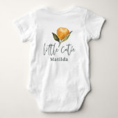 スクリプトモダンタイポグラフィリトルかわいこちゃんベビーベビーボ ベビーボディスーツ (裏面)