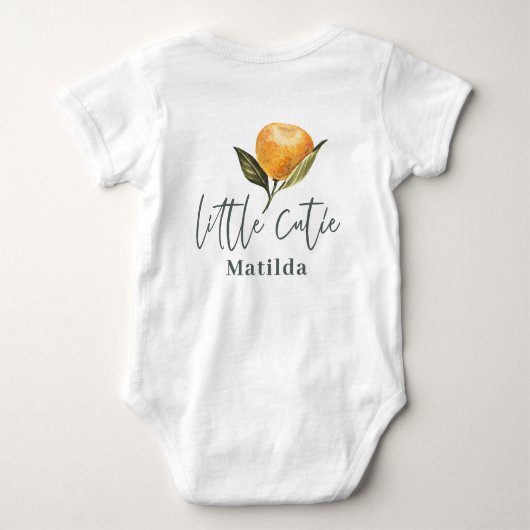 スクリプトモダンタイポグラフィリトルかわいこちゃんベビーベビーボ ベビーボディスーツ (裏面)