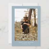 スクリプトモダンダスティブルーフォトベビーシャワー 招待状 (裏面)