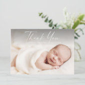 スクリプトモダンフォトベビー サンキューカード (スタンド正面)