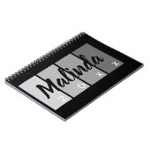 スクリプトモダン名デザイン – ブラック&シルバーミニマル ノートブック (左側)