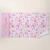 スクリプトモノグラムピンクパープルイエロー蝶 ビーチタオル (正面)