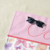 スクリプトモノグラムピンクパープルイエロー蝶 ビーチタオル (インサイチュ)