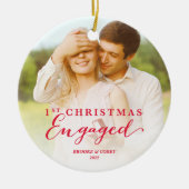スクリプト初めてのクリスマス婚約した休日の写真 セラミックオーナメント (正面)