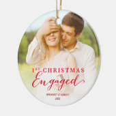 スクリプト初めてのクリスマス婚約した休日の写真 セラミックオーナメント (左)