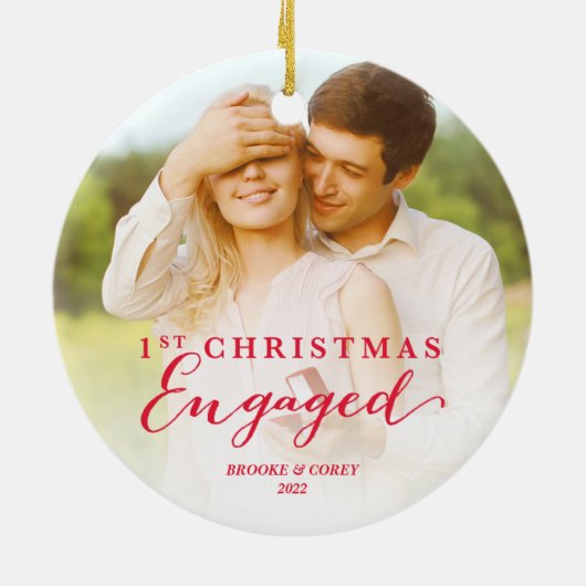 スクリプト初めてのクリスマス婚約した休日の写真 セラミックオーナメント (裏面)