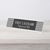 スクリプト名を使用した白黒イカットパターン デスクネームプレート (正面)