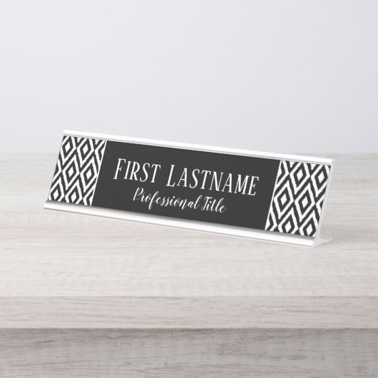 スクリプト名を使用した白黒イカットパターン デスクネームプレート (正面)
