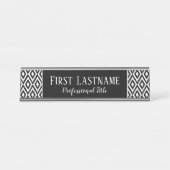 スクリプト名を使用した白黒イカットパターン デスクネームプレート (正面)