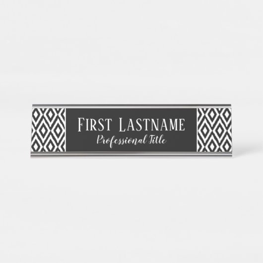 スクリプト名を使用した白黒イカットパターン デスクネームプレート (正面)