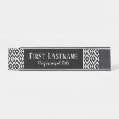 スクリプト名を使用した白黒イカットパターン デスクネームプレート (正面)