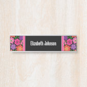 スクリプト名を持つ白黒のダマスクパターン サインプレート (正面)