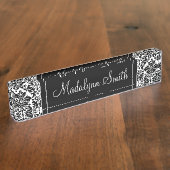 スクリプト名を持つ白黒のダマスクパターン デスクネームプレート (側面)