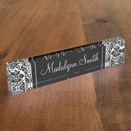 スクリプト名を持つ白黒のダマスクパターン デスクネームプレート (側面)