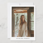 スクリプト トレンディ ミニマル ウェディング エンゲージメント フォト 招待状 (裏面)