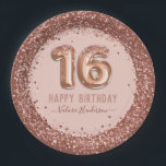 スクリプファンシートピンクグリッターハッピー16誕生日 ペーパープレート<br><div class="desc">ガーリーグリッター、千年のピンクの背景、スクリプファンシート名タイポグラフィ。バラフェイク金ゴールド16バルーン文字。甘素晴らしい16お祝い。</div>