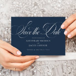 スクリプモダンエレガントトNavy Blue セーブザデート<br><div class="desc">Script モダン Navy Blueエレガント Save the Dateは大きなスクリプトとスタイルはっきりしたを備えエレガントている。</div>
