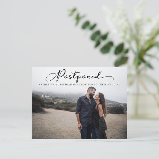 スクリプモダントが延期さ結婚れた日付の変更 ポストカード (スタンド正面)