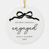スクリプモダントのミニマル初めてのクリスマス婚約した セラミックオーナメント (正面)
