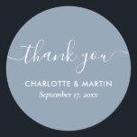 スクリプモダントほこりっぽいブルーウェディングシャワーありがとう ラウンドシール<br><div class="desc">自分のパーソナライズされたダスティ結婚ブの青の感謝していステッ結婚クを作成する/シャワー。オンラインで簡単にパーソナライズ結婚/シャワー詳細。これらのミニマリストを補完するために利用可能なマッチエレガントアイテムは、ダスティー結婚ブ・ブルーのラウンド・シールとモアースクリプト・フォントを補完する。</div>