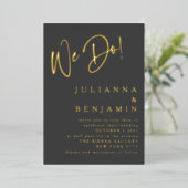 スクリプモダントエレガントの黒結婚金ゴールド 箔招待状 (立ち正面)