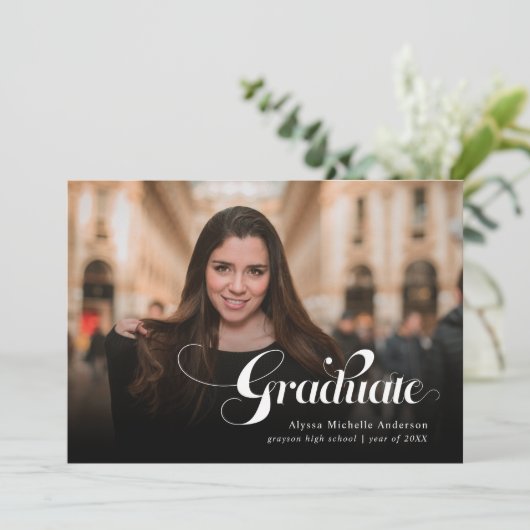 スクリプモダントエレガントタイポグラフィ卒業カード 招待状 (スタンド正面)