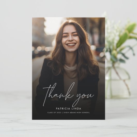 スクリプモダントエレガント・オーバーレイ写真の卒業 サンキューカード (スタンド正面)