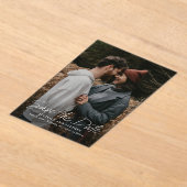 スクリプモダントシンプル結婚の写真の日付の保存 アクリル招待状 (レイダウン)