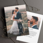 スクリプモダントシンプル結婚の写真 サンキューカード<br><div class="desc">スクリプモダントフォントの写真サンキューカードと手書きのフルブリードポートレート写真の前面に名前と結婚詳細。背中には新婚のメッセージ感謝していが入った2枚目の写真がある。このクリックデザインに対する編集ボタン。</div>