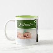 スクリプモダントタイポグラフィクリスマスグリーンフォト ツートーンマグカップ (左)